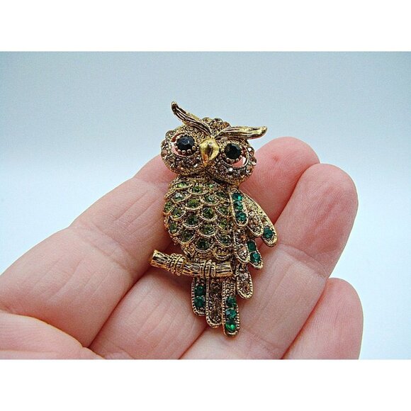 Vintage Mixed Rhinestones Emerald Peridot Owl on a Branch Brooch Gold Tone 2x1" - Picture 9 of 10